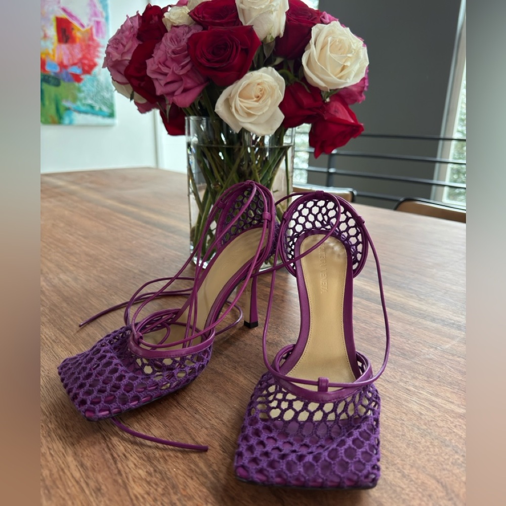 Like New BOTTEGA VENETA
D'Orsay Pumps purple - Picture 3 of 4